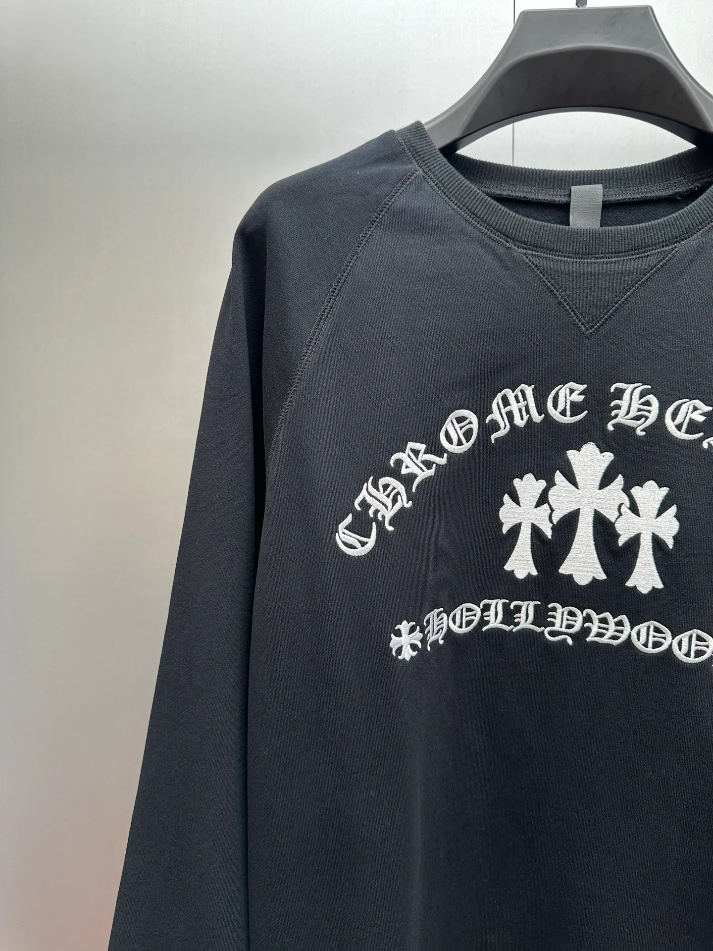 P410 Chrome Hearts cross embroidery sweatshirt, genuine product purchased and developed for 12000, 380g Korean cotton and linen sweatshirt 100% cotton, 380g 2*2 matching high-end fashion brand rib, cloth fermentation wash, imported embroidery, customized 1:1 hardware, customized 1:1 leather label, customized 1:1 trademark, loose version size: S M L XL